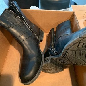 Born black boots NWT